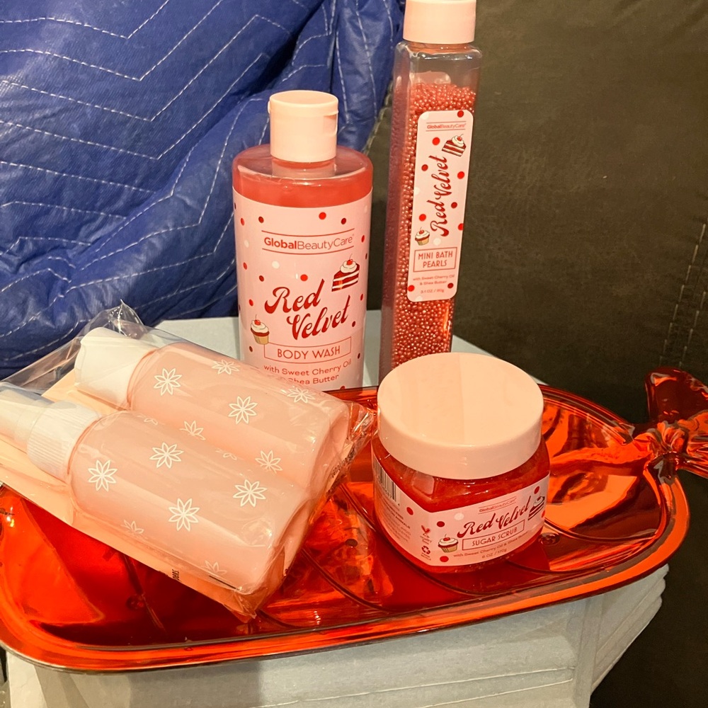 Red Velvet Bath Set - Picture 2 of 6
